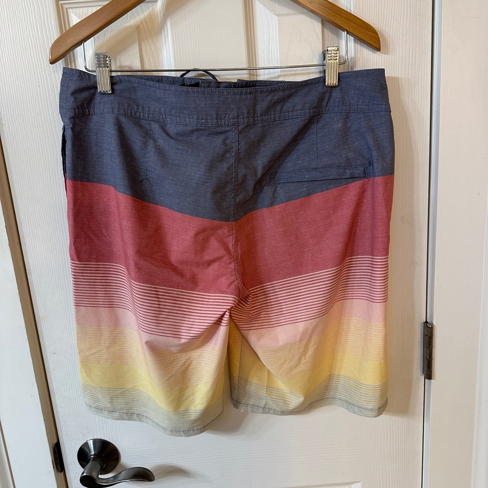 Travis Mathew Swim Trunks Men 32 Ombré  Board Shorts Bathing Suit Summer Preppy - Picture 2 of 2